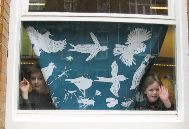 Vogels voor het raam